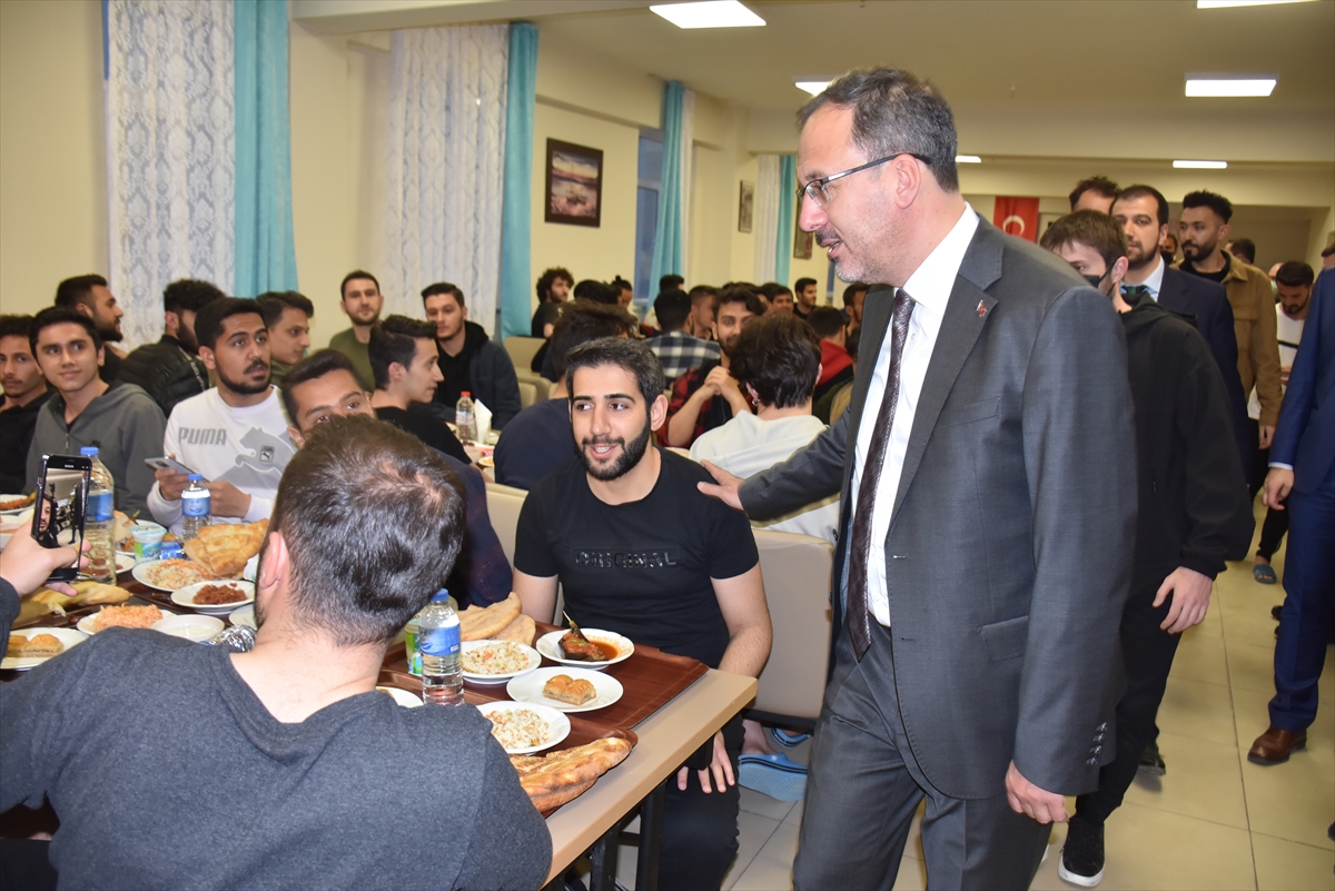 Bakan Kasapoğlu, Kars’ta birlikte iftar yaptığı öğrencileri Ankara’ya davet etti