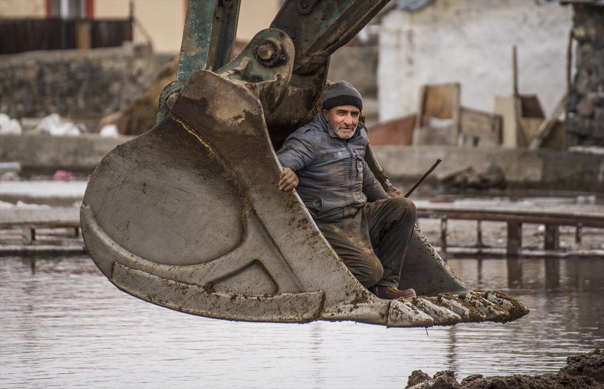 GÜNCELLEME – Kars’ta su taşkını yaşanan mahallede ekiplerin çalışması devam ediyor