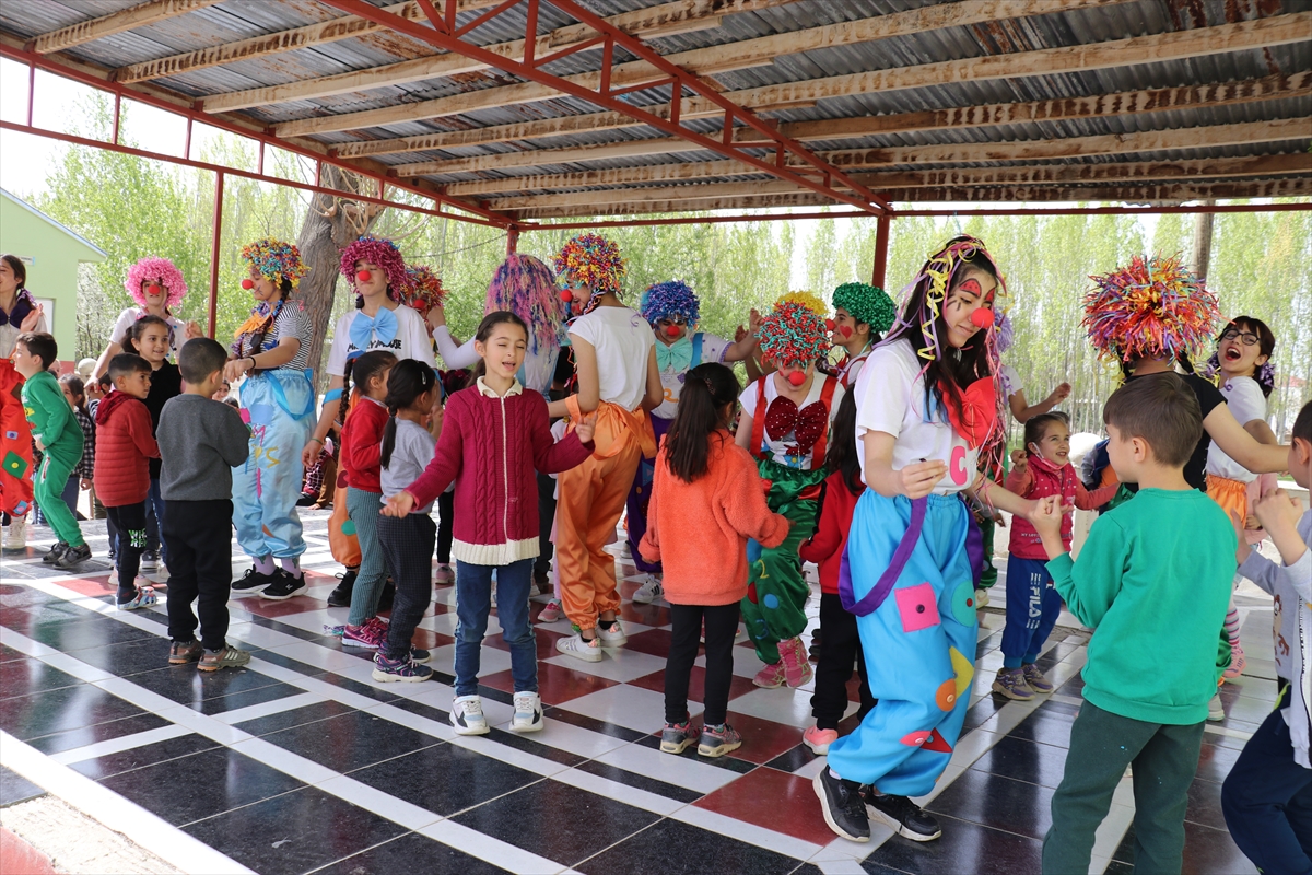Iğdır’ın köylerindeki çocuklar “Temel Eğitimde 10.000 Okul” projesiyle eğlendi