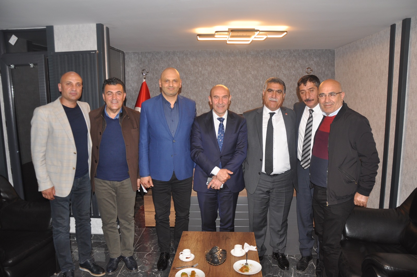 İzmir Büyükşehir Belediye Başkanı Tunç Soyer, Kars’ta partililerle bir araya geldi