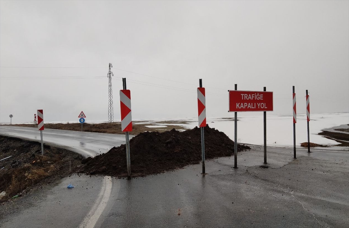Kars’ta sel ve taşkın nedeniyle grup yolu ulaşıma kapatıldı