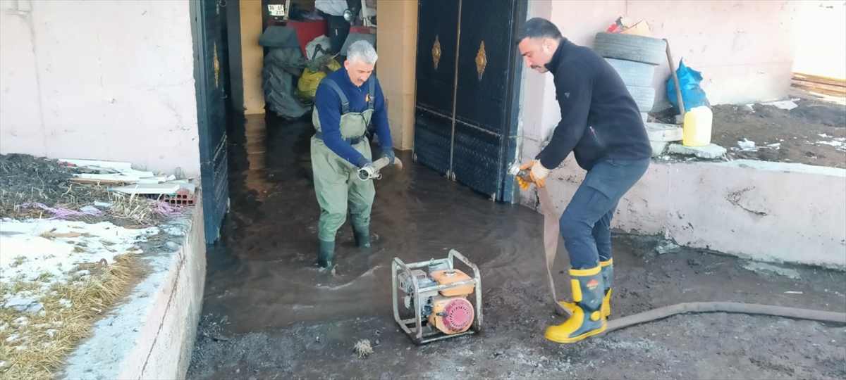 Kars’ta su baskının yaşandığı evlerdeki su tahliye ediliyor