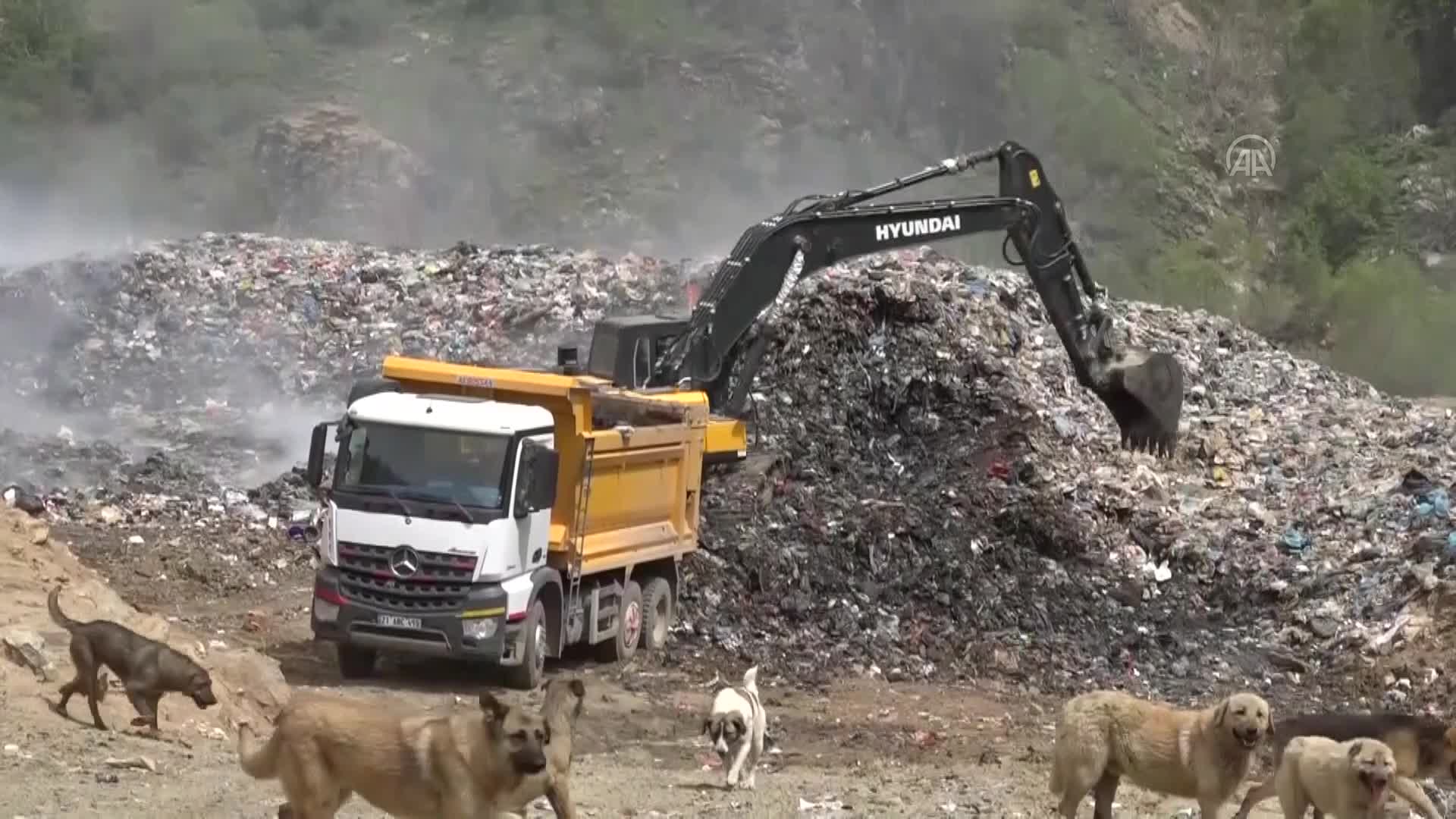 Şemdinli’de vahşi depolama alanındaki çöpler Yüksekova’ya götürülüyor