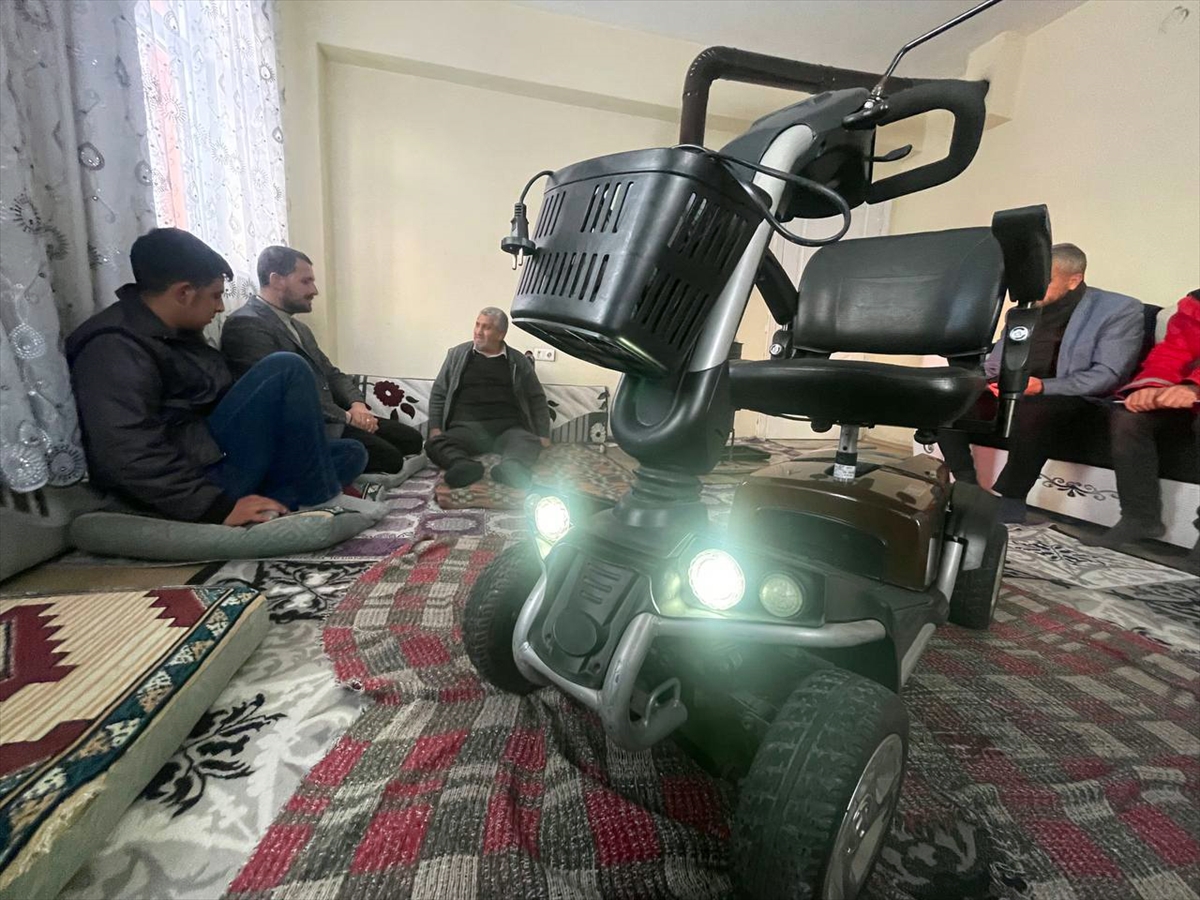 Türk Kızılay, Ağrı’da 2 engelliye tekerlekli sandalye hediye etti