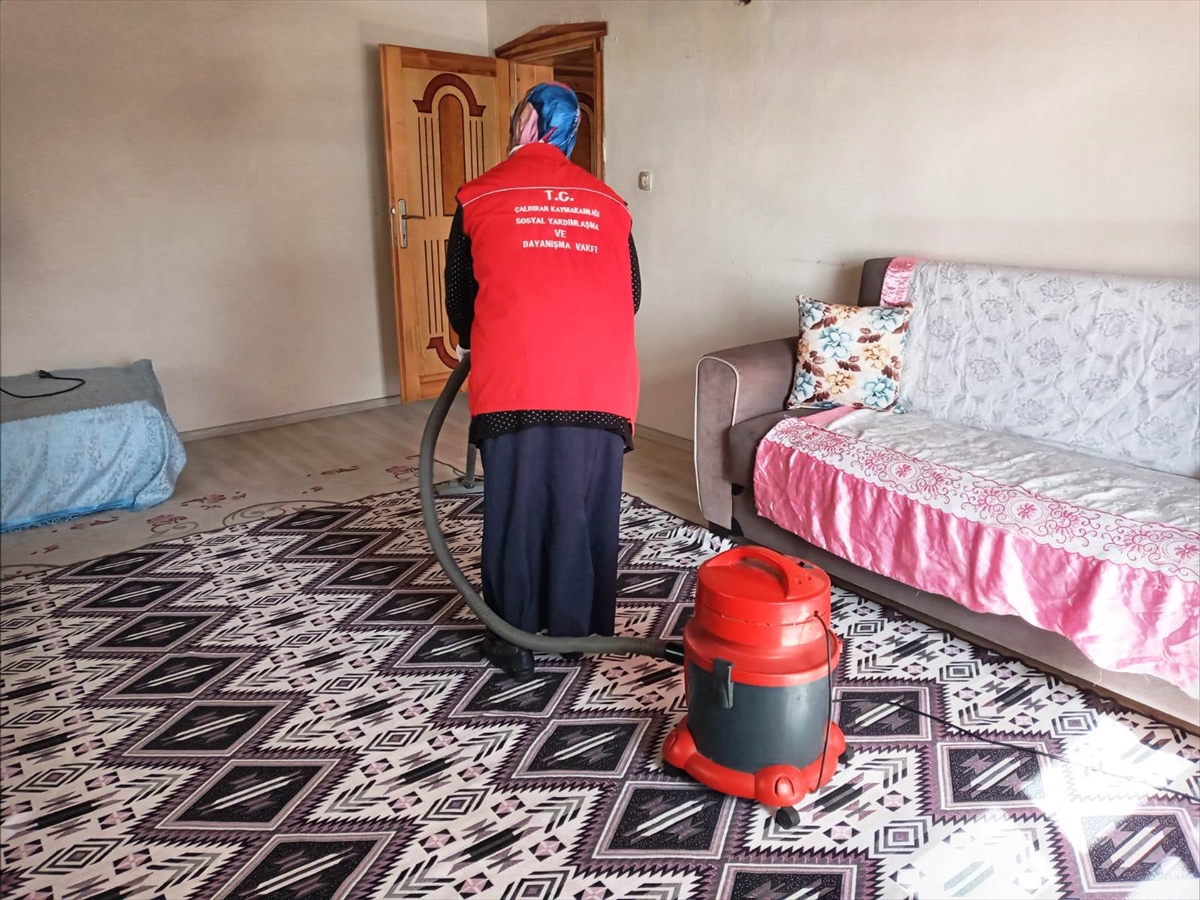 Vefa ekibi köylerde evlerini temizlediği yaşlıların gönlüne dokunuyor