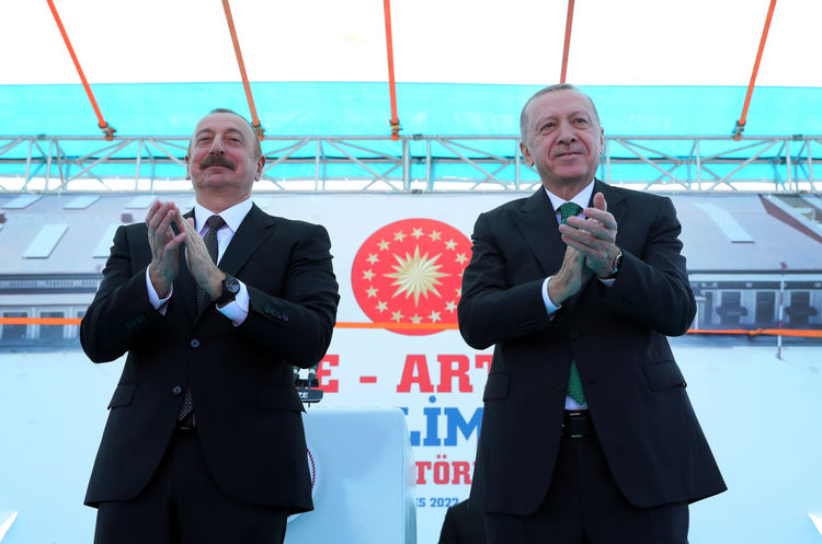 Azerbaycan Cumhurbaşkanı Aliyev: Türkiye ile hem dostuz hem kardeşiz hem de artık resmen müttefikiz