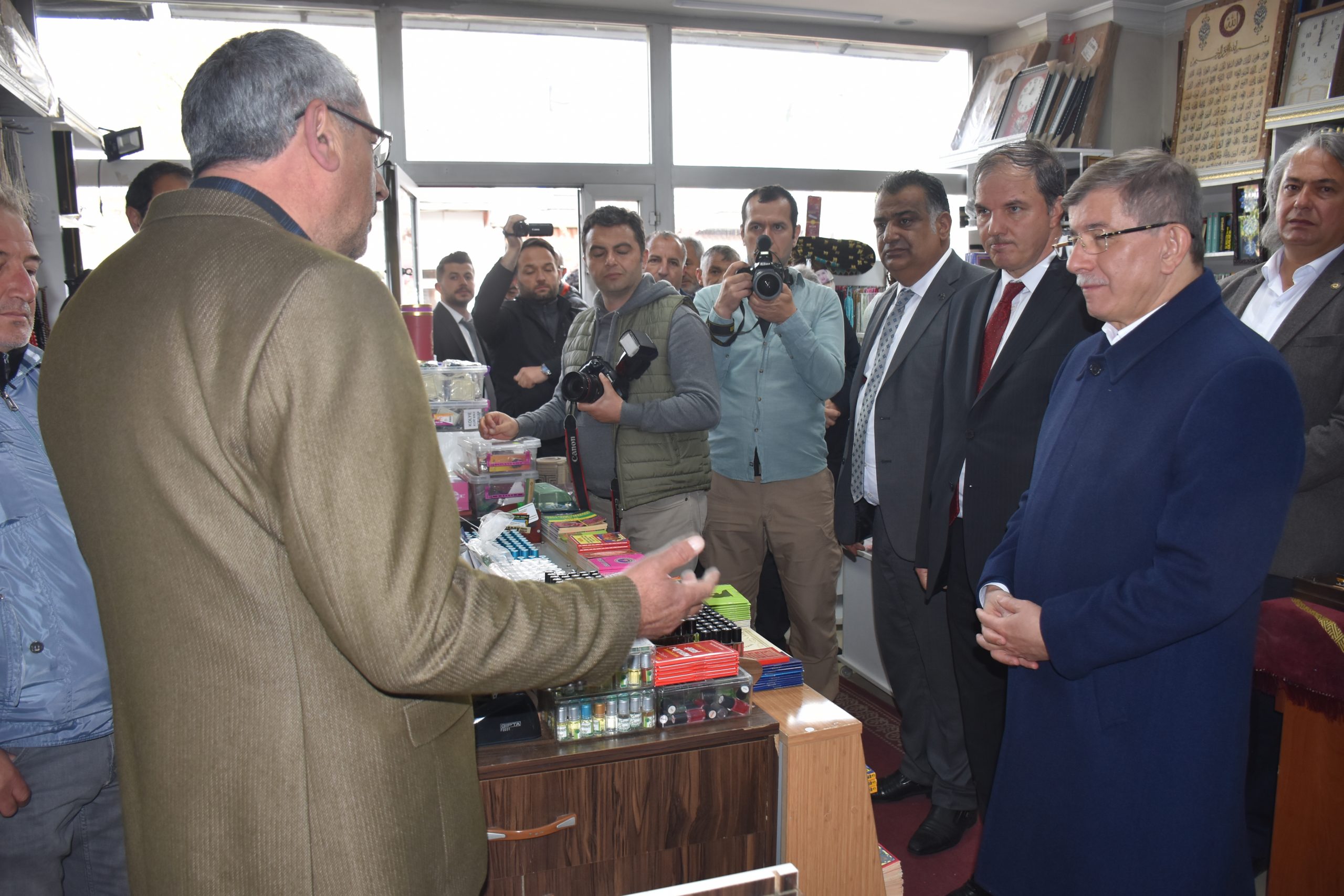 Gelecek Partisi Genel Başkanı Davutoğlu, Kars’ta esnafı ziyaret etti