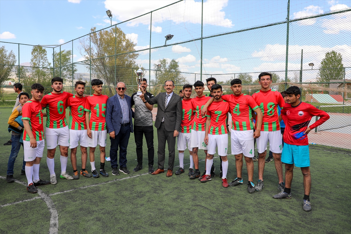 Gürpınar’da ortaokul ve liseler arası futbol turnuvaları sona erdi