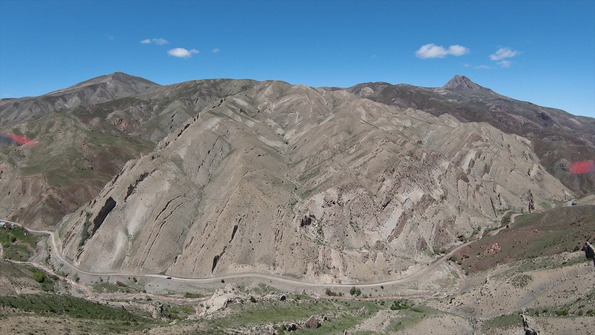 Iğdır’ın Testere Vadisi’ndeki kayalıklar FPV dron ile görüntülendi