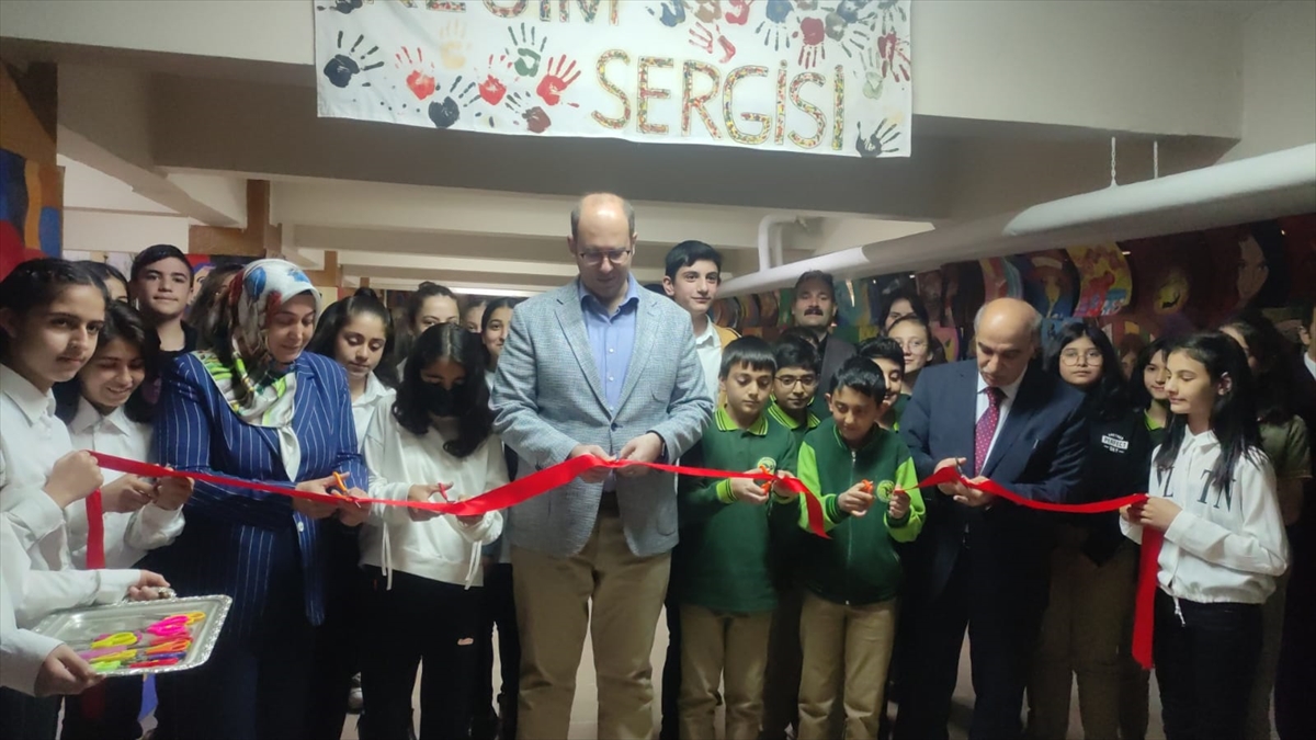 Kağızman’daki Kazım Karabekir Ortaokulu’nda resim sergisi açıldı