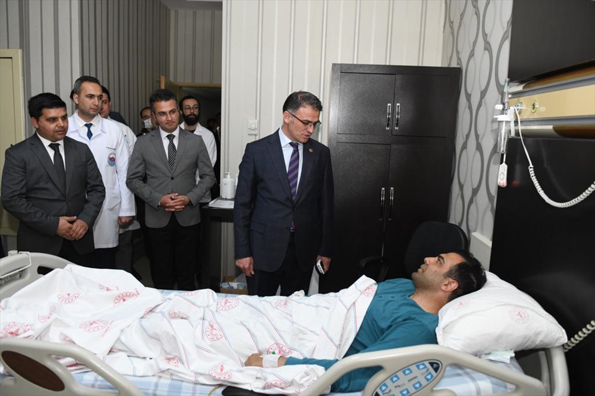 Van Valisi Ozan Balcı trafik kazasında yaralanan vali yardımcısını ziyaret etti