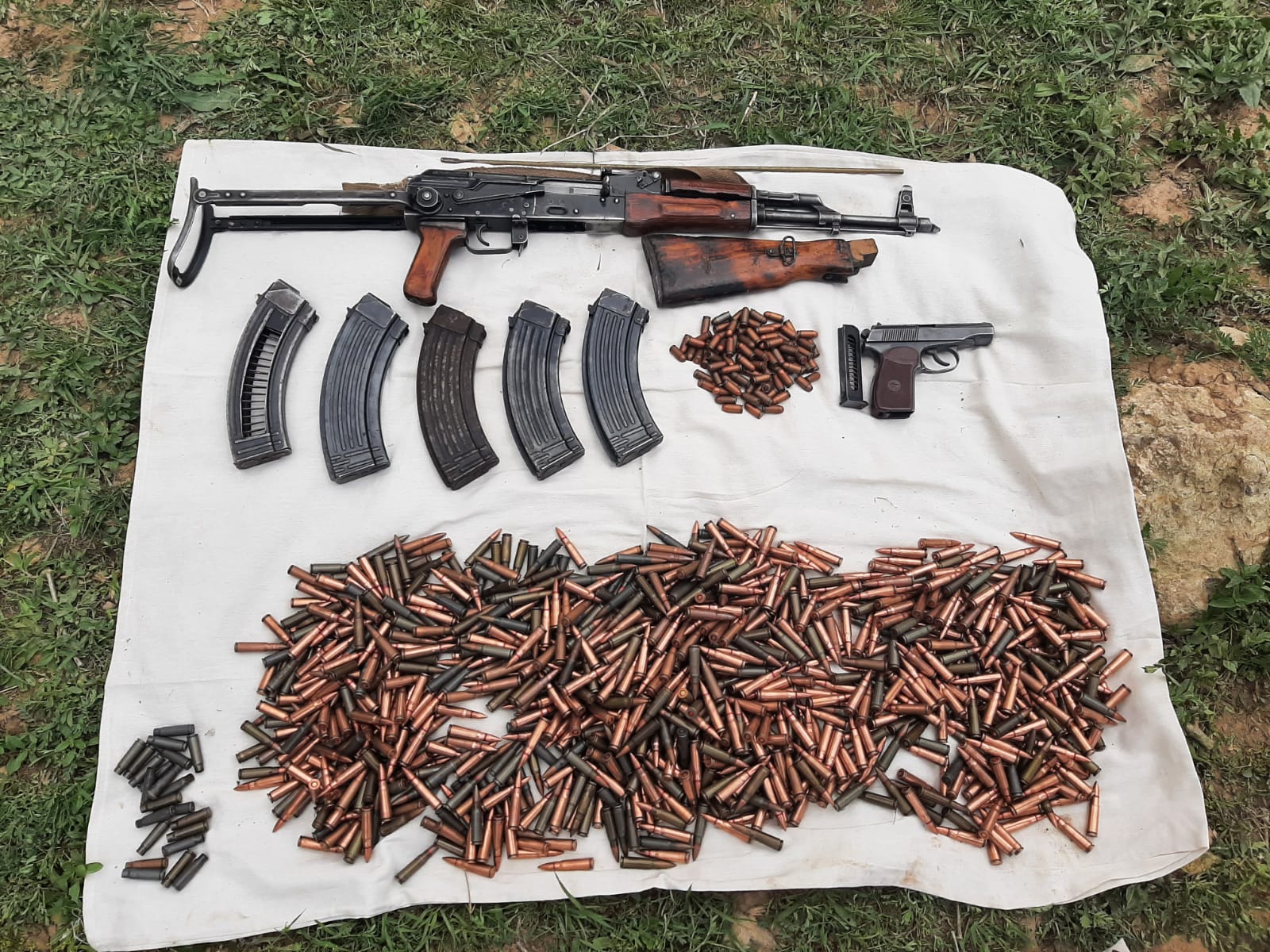 Van’da PKK’lı teröristlere ait silah ve örgütsel malzeme ele geçirildi