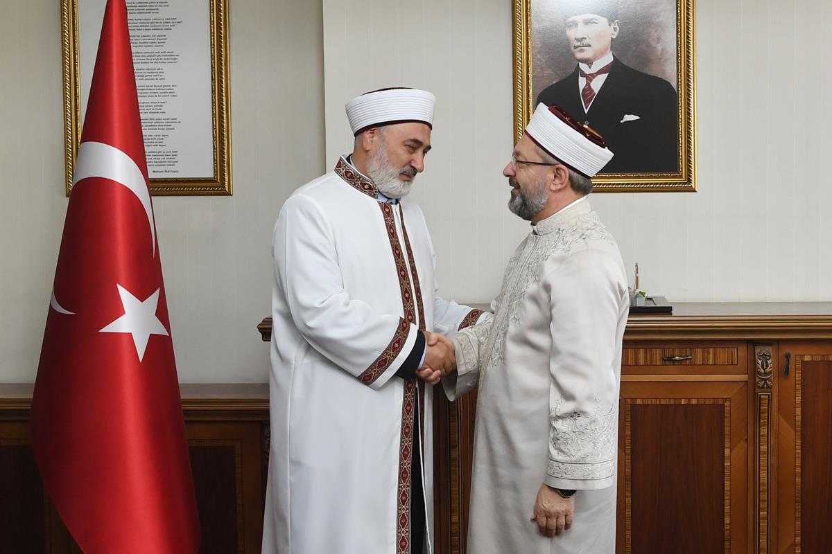 Karslı hemşehrimiz Dr. Hasan Çınar’a cübbesini Diyanet İşleri Başkanı Prof. Dr. Ali Erbaş giydirdi