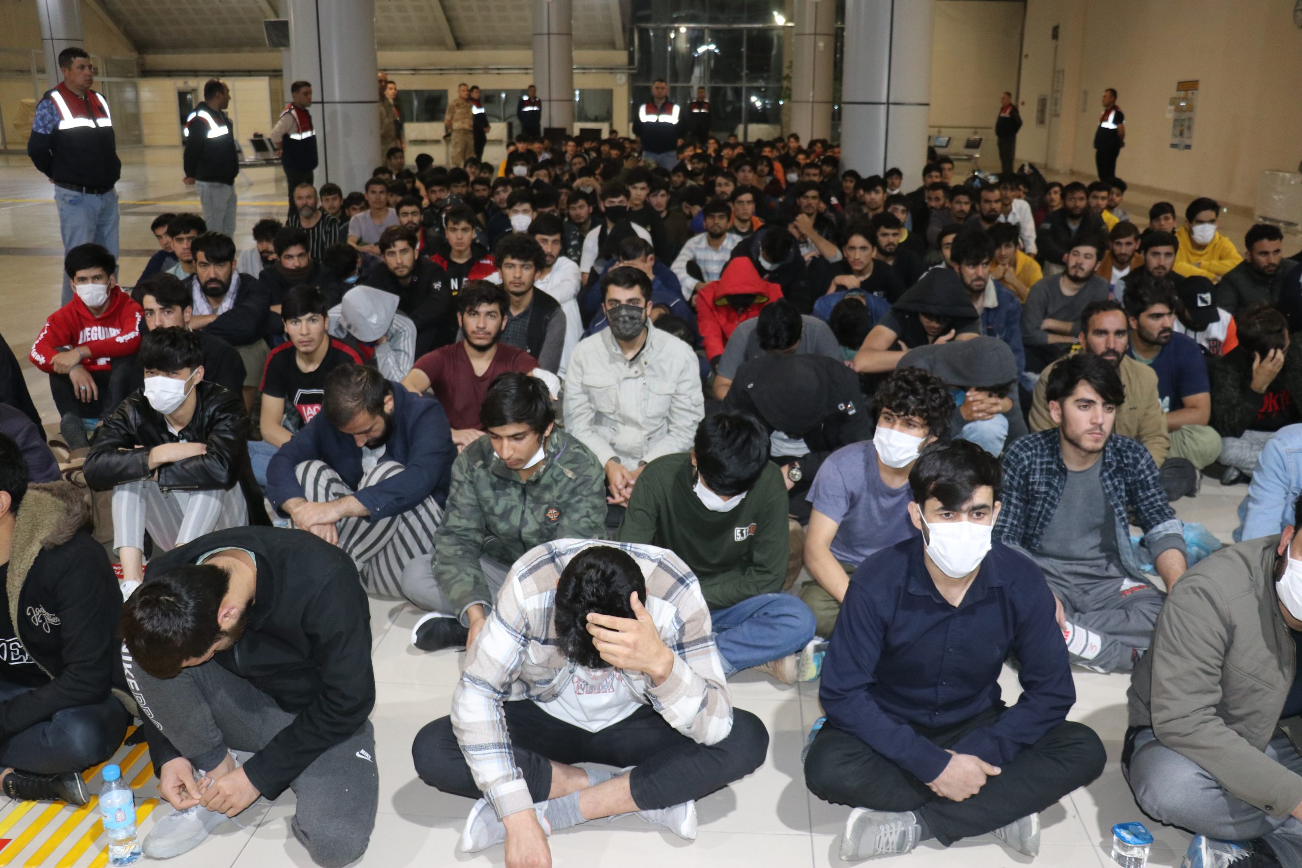 Ağrı’dan 227 Afganistan uyruklu düzensiz göçmen ülkelerine yollandı