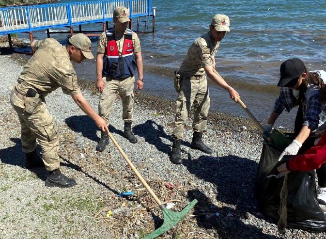 Çıldır Gölü’nde “Türkiye Çevre Haftası” kapsamında çevre temizliği yapıldı