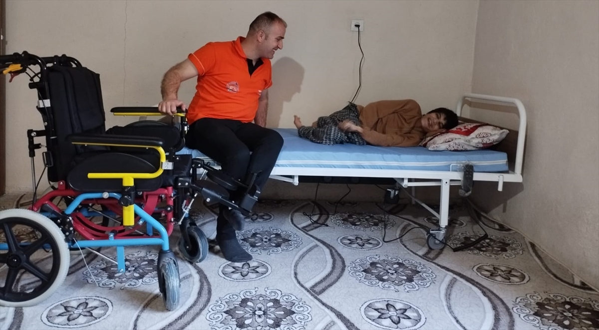 Hakkari’de engelli çocuğa yatak ve tekerlekli sandalye desteği