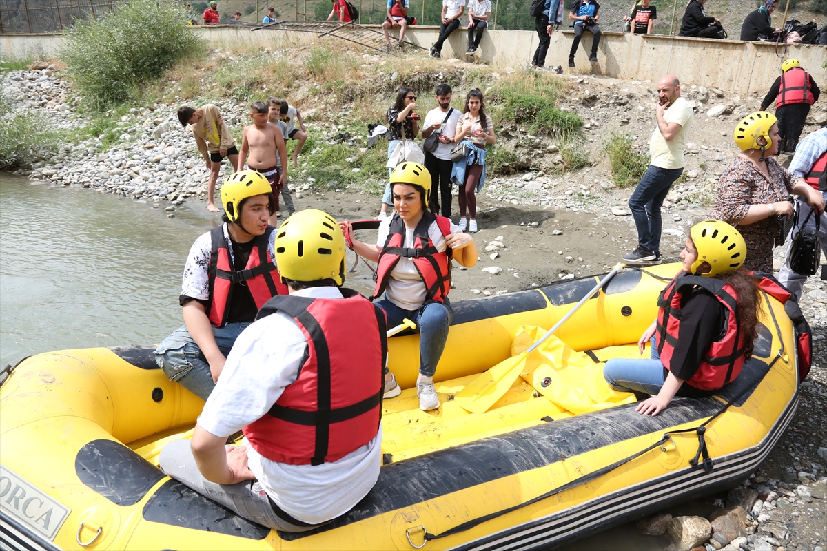 İranlı turistler Çatak Çayı’nda rafting heyecanı yaşadı