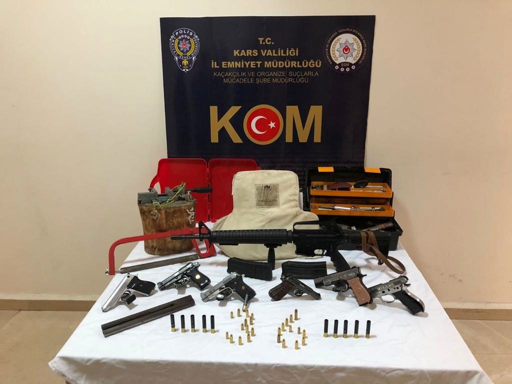 Kars’ta silah kaçakçılığı iddiasıyla 2 kişi tutuklandı!