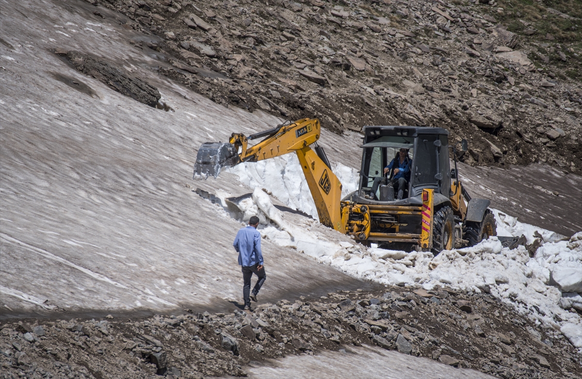Kars’ta ekiplerin karla mücadele çalışmaları haziran ayında da devam ediyor!