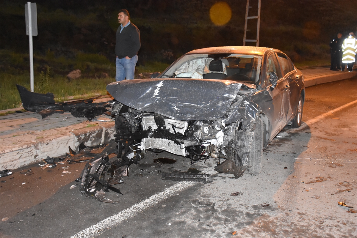 Kars’ta iki otomobil çarpıştı: 4 yaralı!