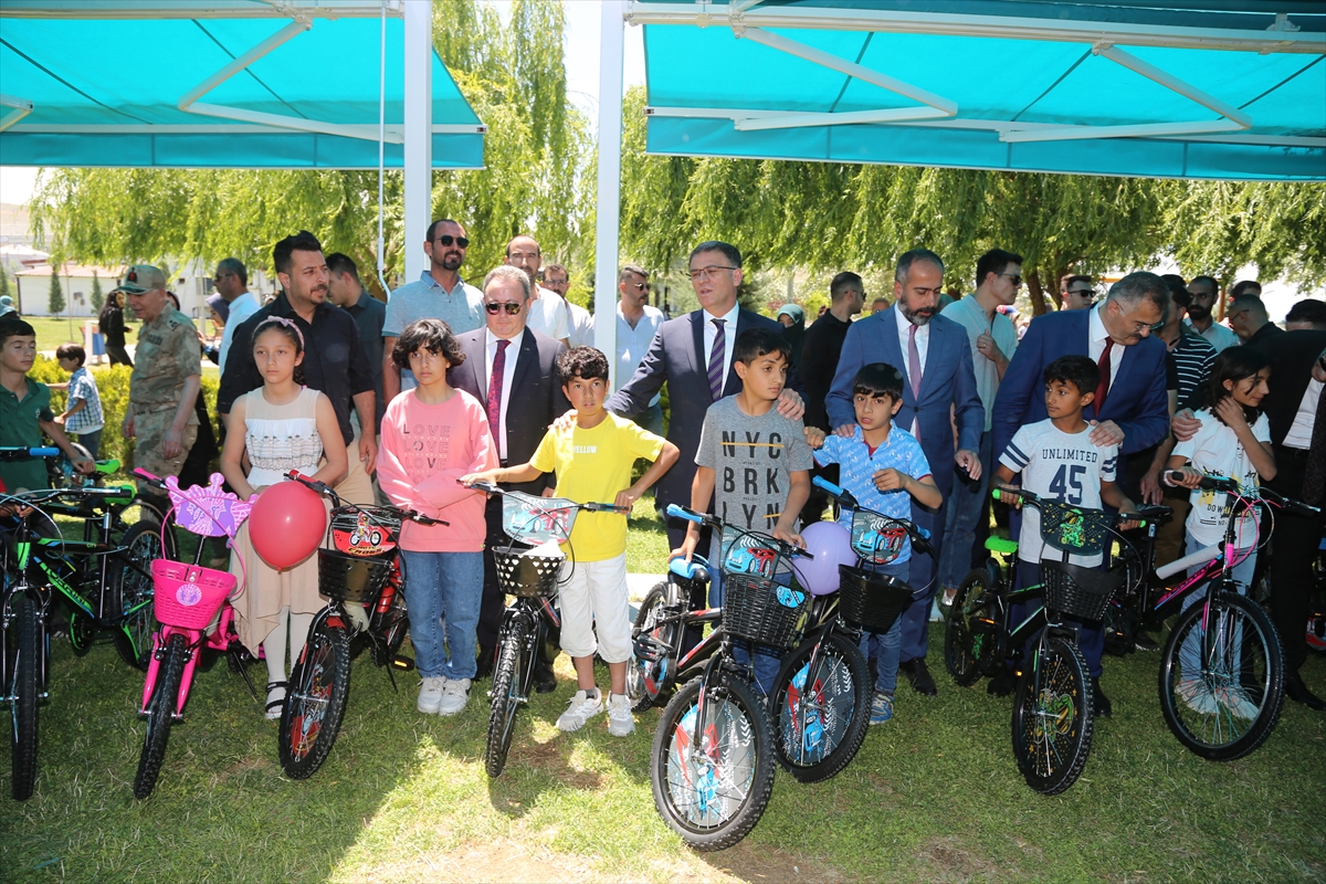 Van’da bin çocuğa bisiklet hediye edildi