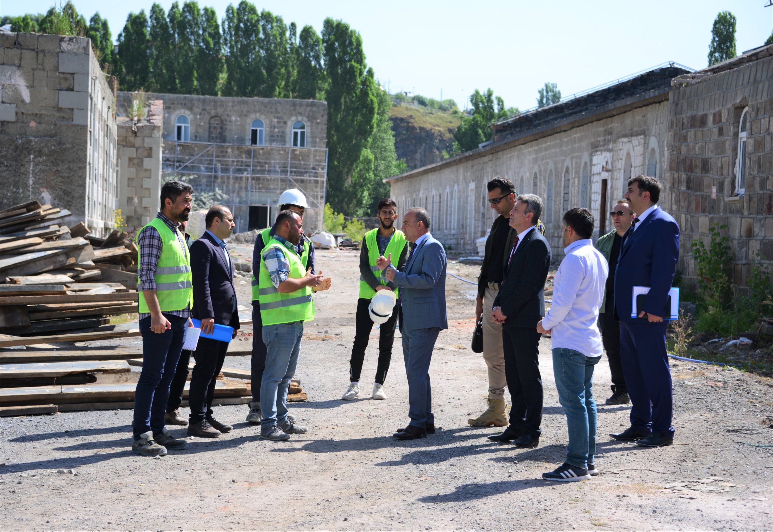 Ardahan’da inşaatı devam eden Millet Bahçesi tarihi kale ve Kura Nehri ile bütünleşecek
