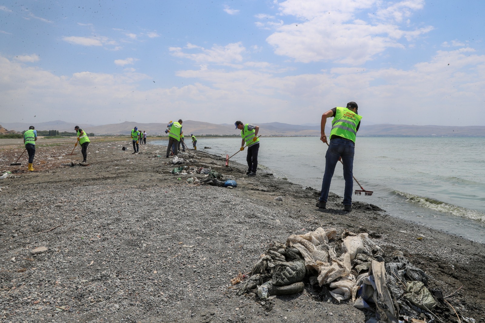 Belediye ekipleri Van Gölü sahilindeki çöpleri topladı