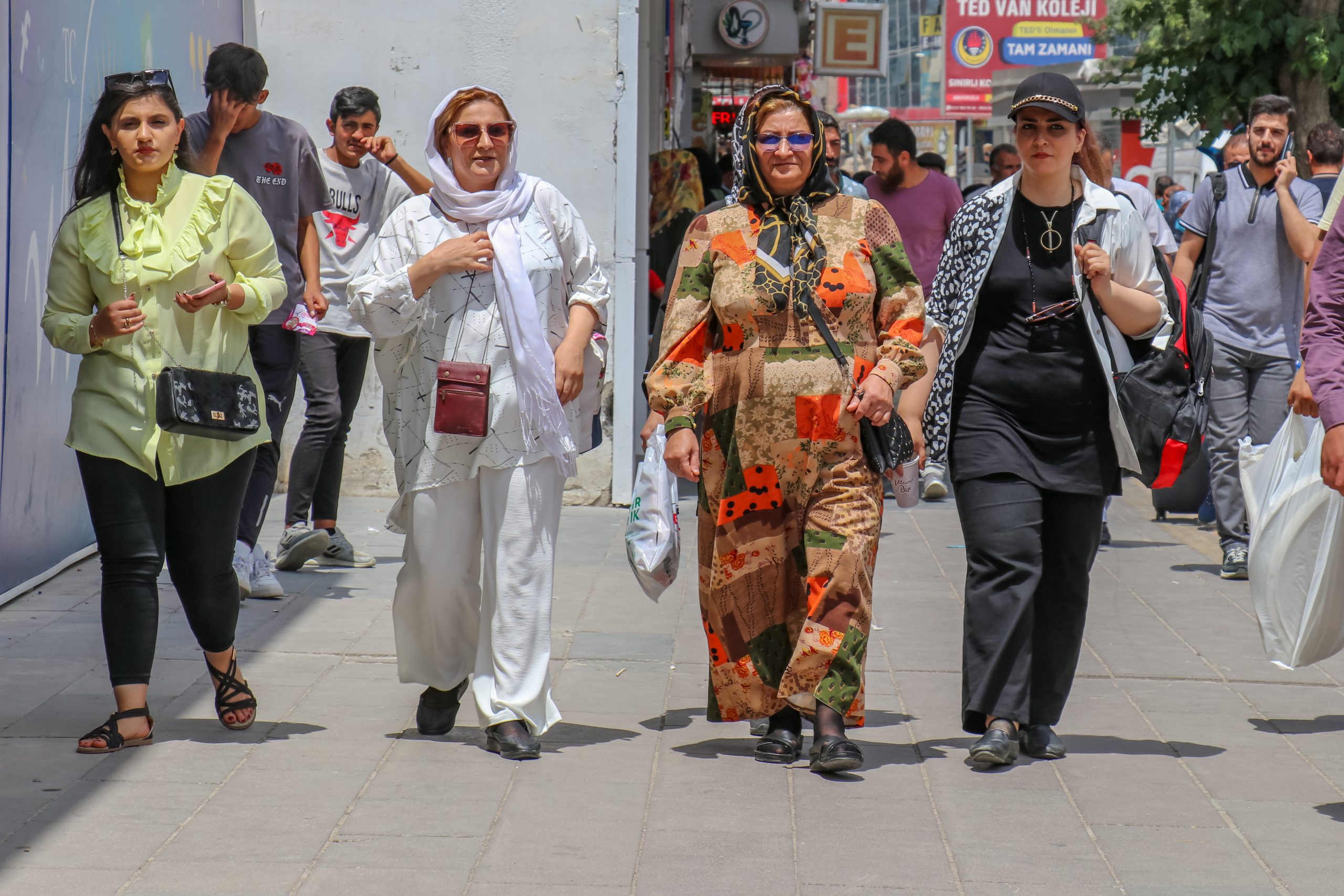 İranlı turistler Vanlı esnafın bayram sevincini ikiye katladı