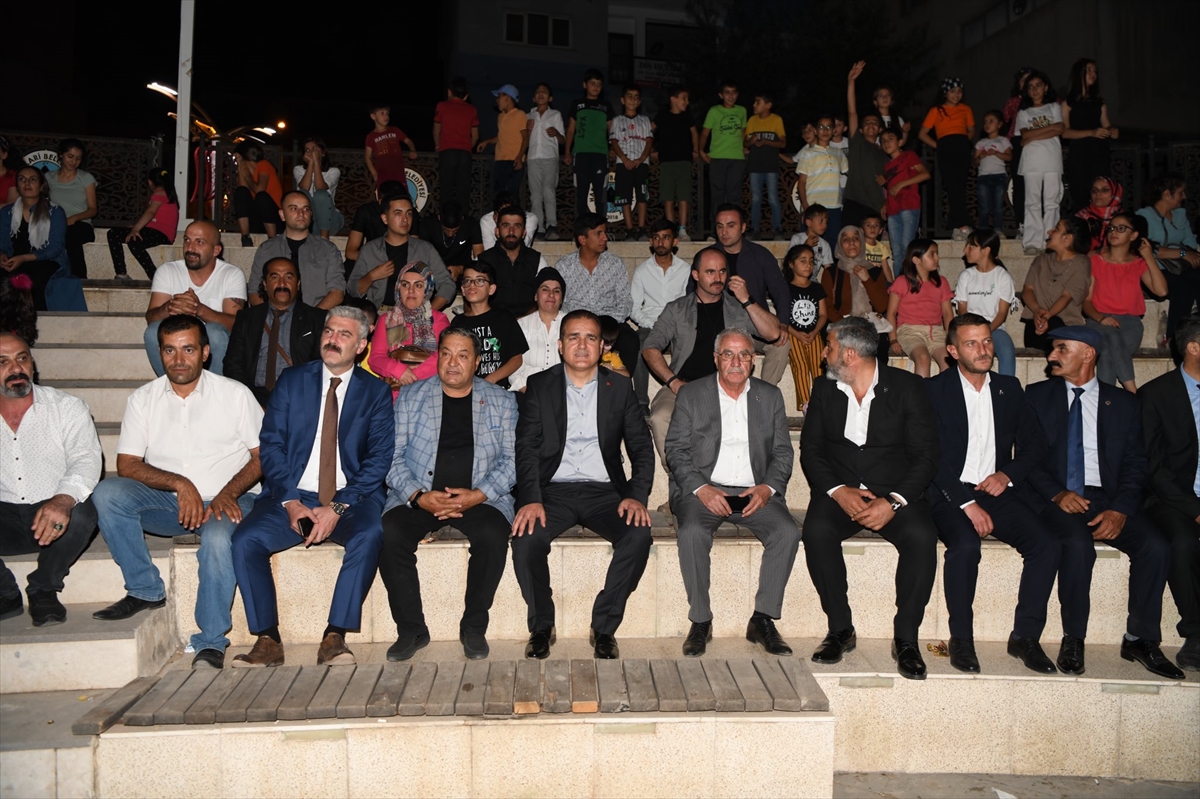MHP heyeti Hakkari’de sinema etkinliğine katıldı