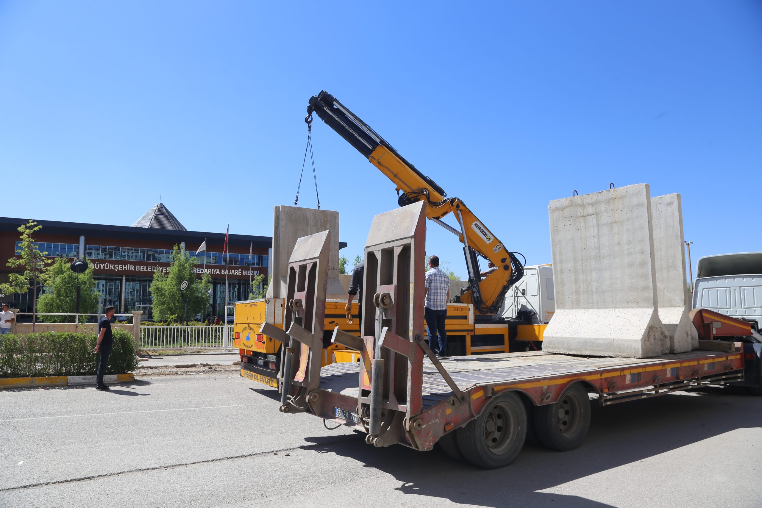 Van Büyükşehir Belediyesinin çevresindeki beton bariyerler kaldırıldı