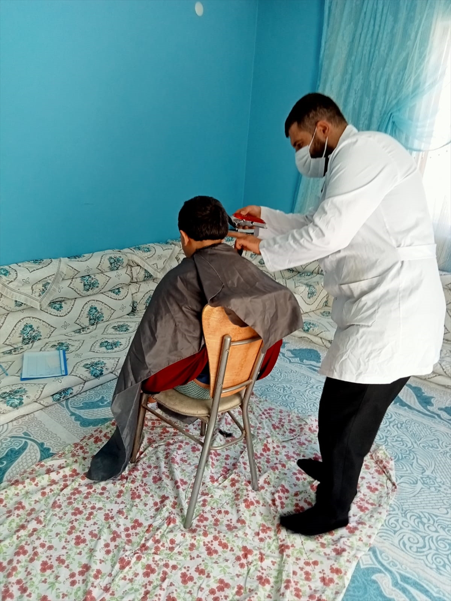 Van’da bayram öncesi hasta ve yaşlılara evde berber hizmeti