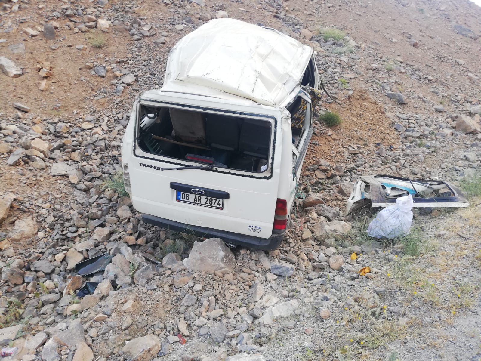 Van’da işçileri taşıyan minibüs devrildi: Ölü ve yaralılar var!
