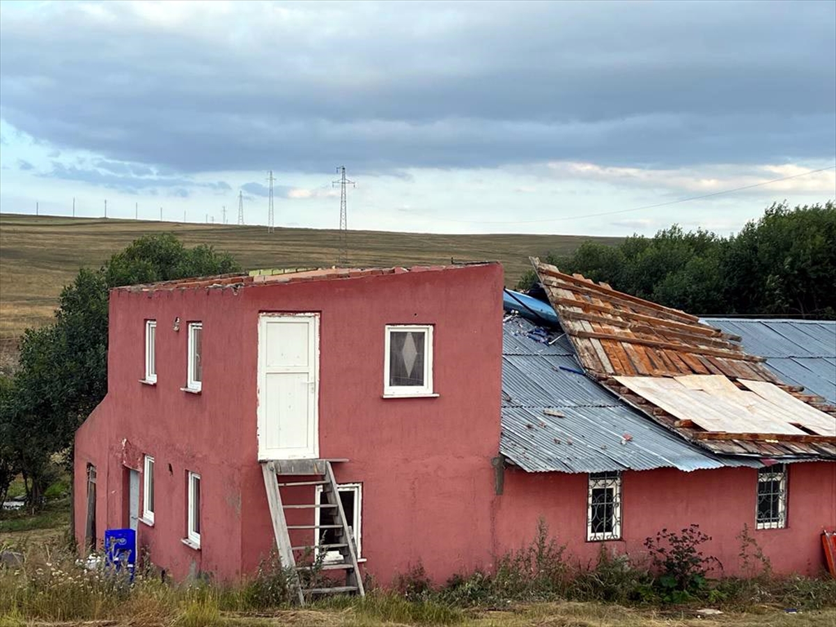 Ardahan’da kuvvetli rüzgar bazı evlerin çatısını uçurdu