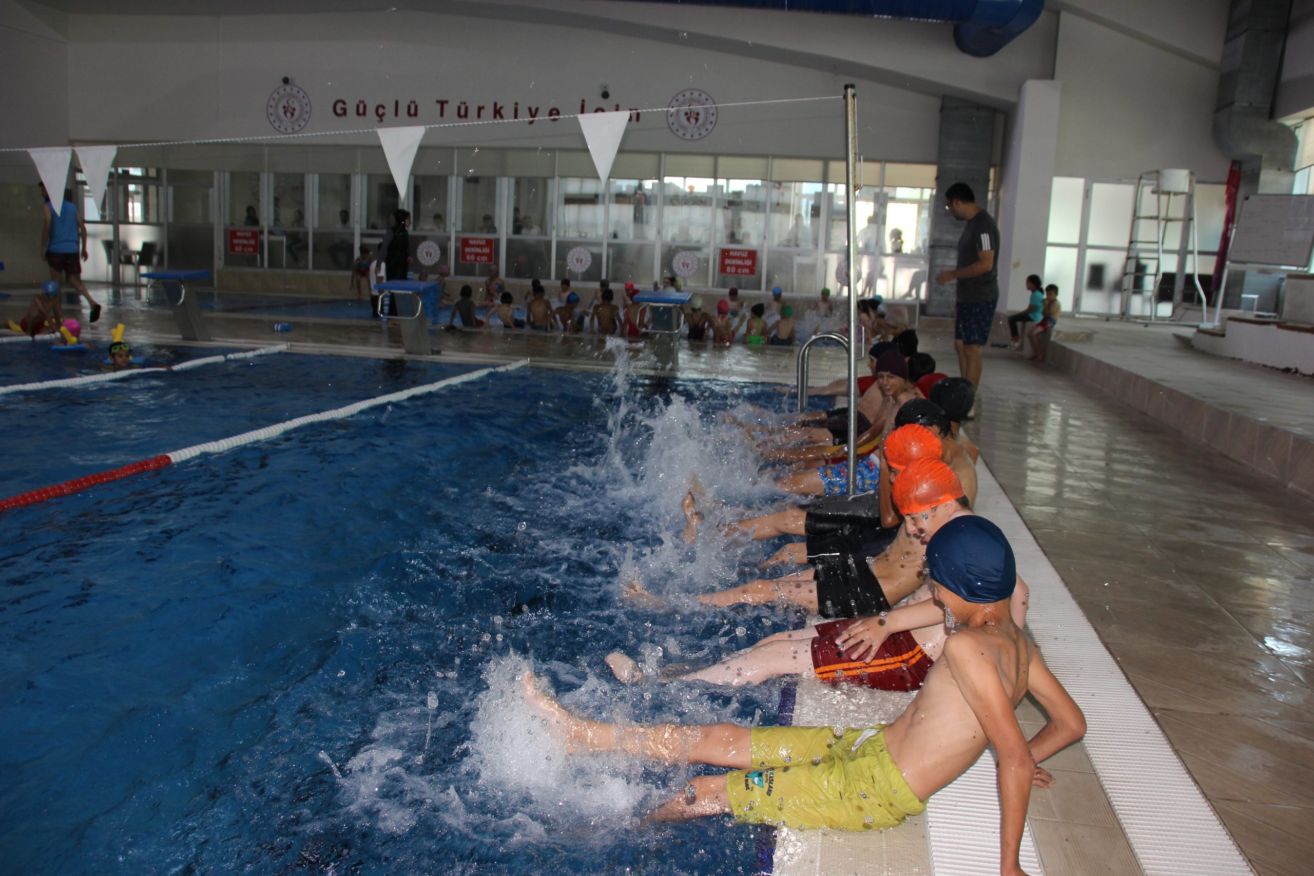 Hakkari’de iki yılda 12 bin çocuğa yüzme eğitimi verildi