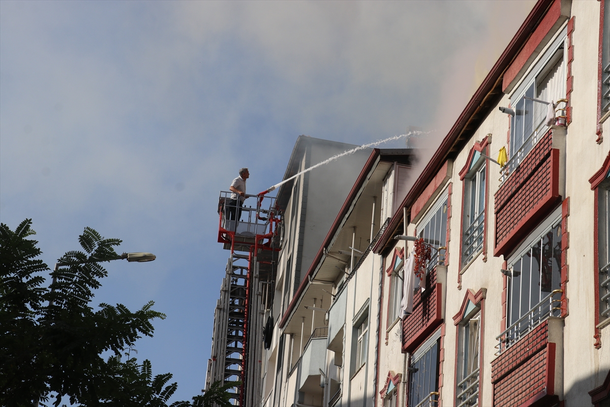 Iğdır’da bir apartmanın çatısında çıkan yangın söndürüldü