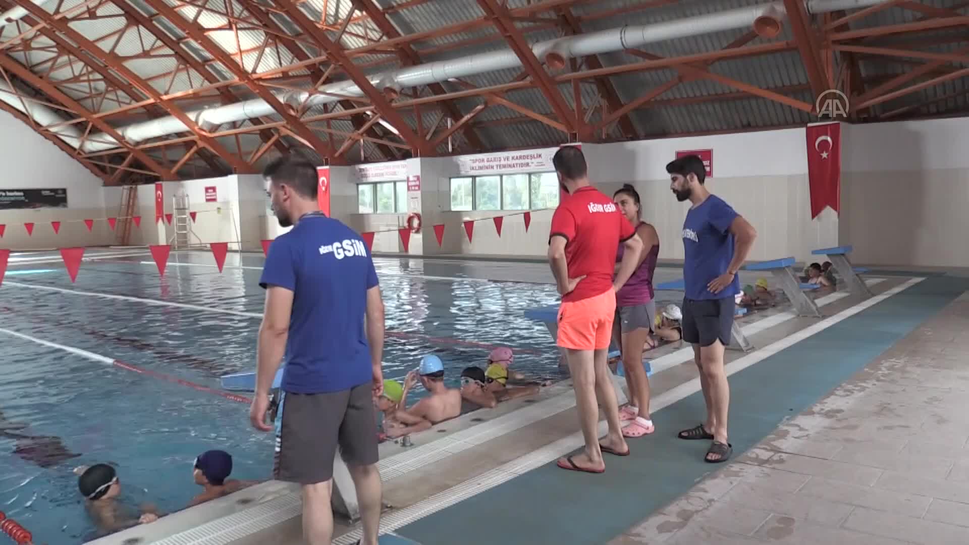 Iğdır’da yüzmeyi öğrenen çocuklar, “milli takım” hedefine kulaç atıyor