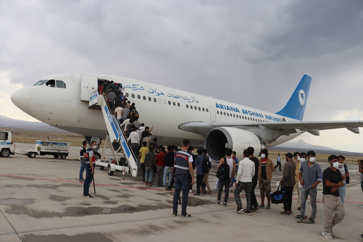 Iğdır’dan 362 Afganistan uyruklu düzensiz göçmen ülkelerine gönderildi