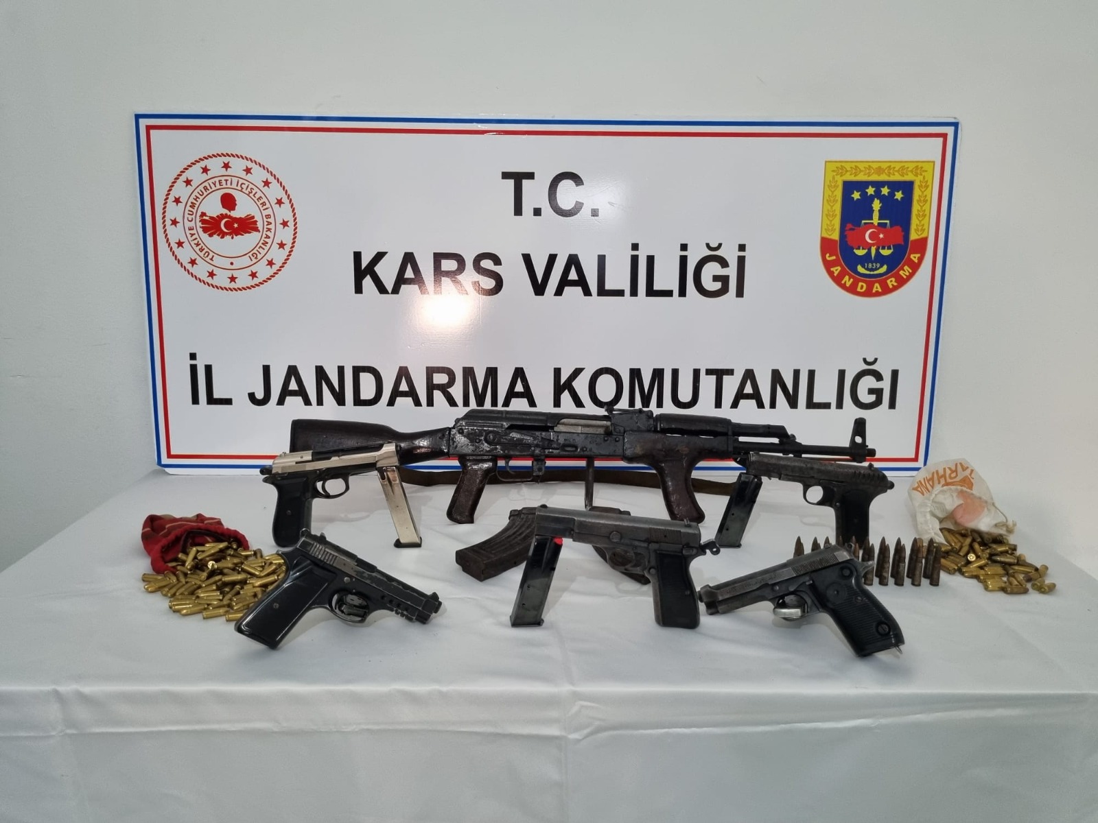 Kars’ta silah kaçakçılığı yaptıkları iddiasıyla 5 kişi gözaltına alındı