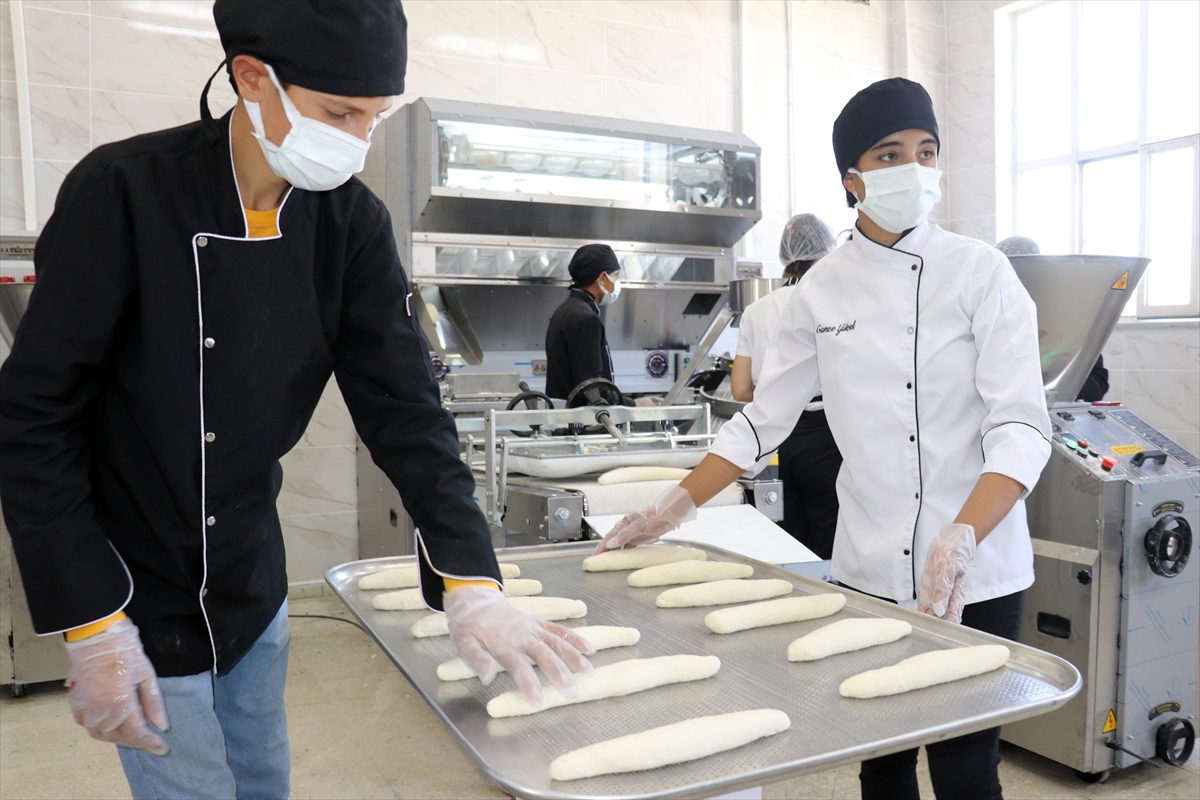 Ağrı’da Mesleki ve Teknik Anadolu Lisesi öğrencileri günde 7 bin ekmek üretiyor