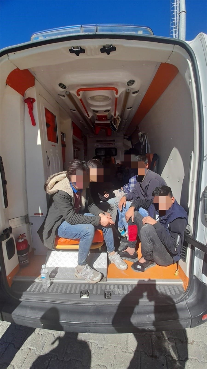 Ağrı’da özel şirkete ait ambulansta 12 düzensiz göçmen yakalandı