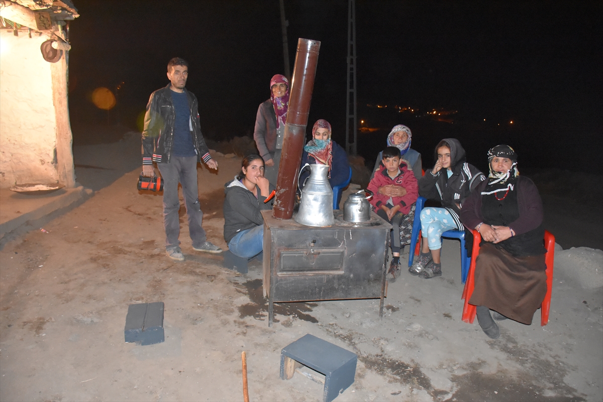 Ardahan’da depremden sonraki artçılar nedeniyle köylerdeki vatandaşlar evlerine giremiyor