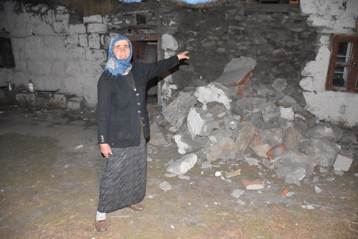 Ardahan’daki depremde taş yapılı iki evin duvarları yıkıldı, 1 kişi yaralandı