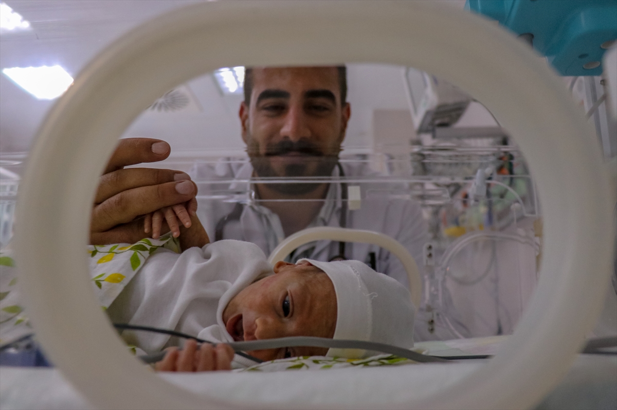 Prematüre doğduğu hastanede aynı durumdaki bebeklerin hayata tutunması için çalışıyor