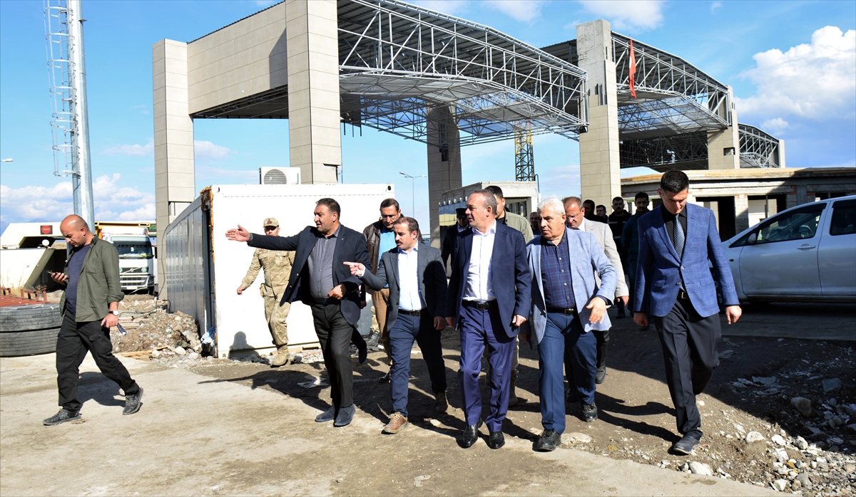 Ardahan Valisi Öner, Türkgözü Gümrük Kapısı’ndaki inşaat çalışmalarını inceledi