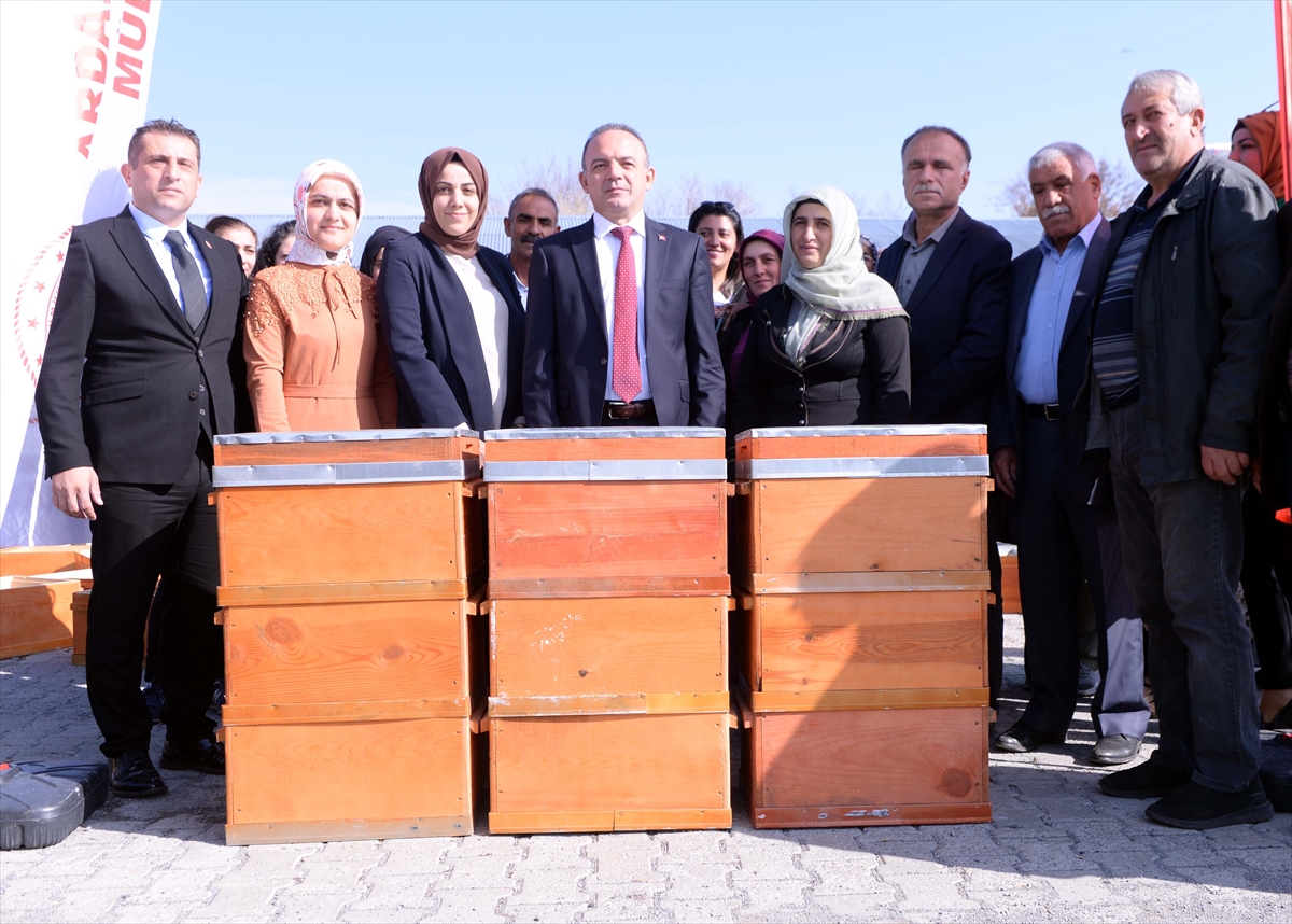 Ardahan’da 50 ton kavılca tohumu ile 390 arı kovanı dağıtıldı
