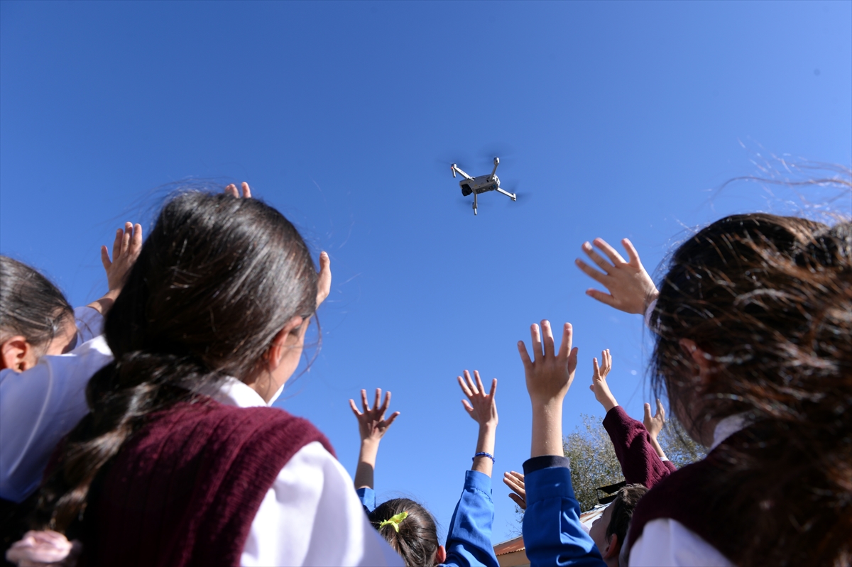Ardahan’da köydeki öğrenciler ilk kez dron kullanmanın keyfini yaşadı