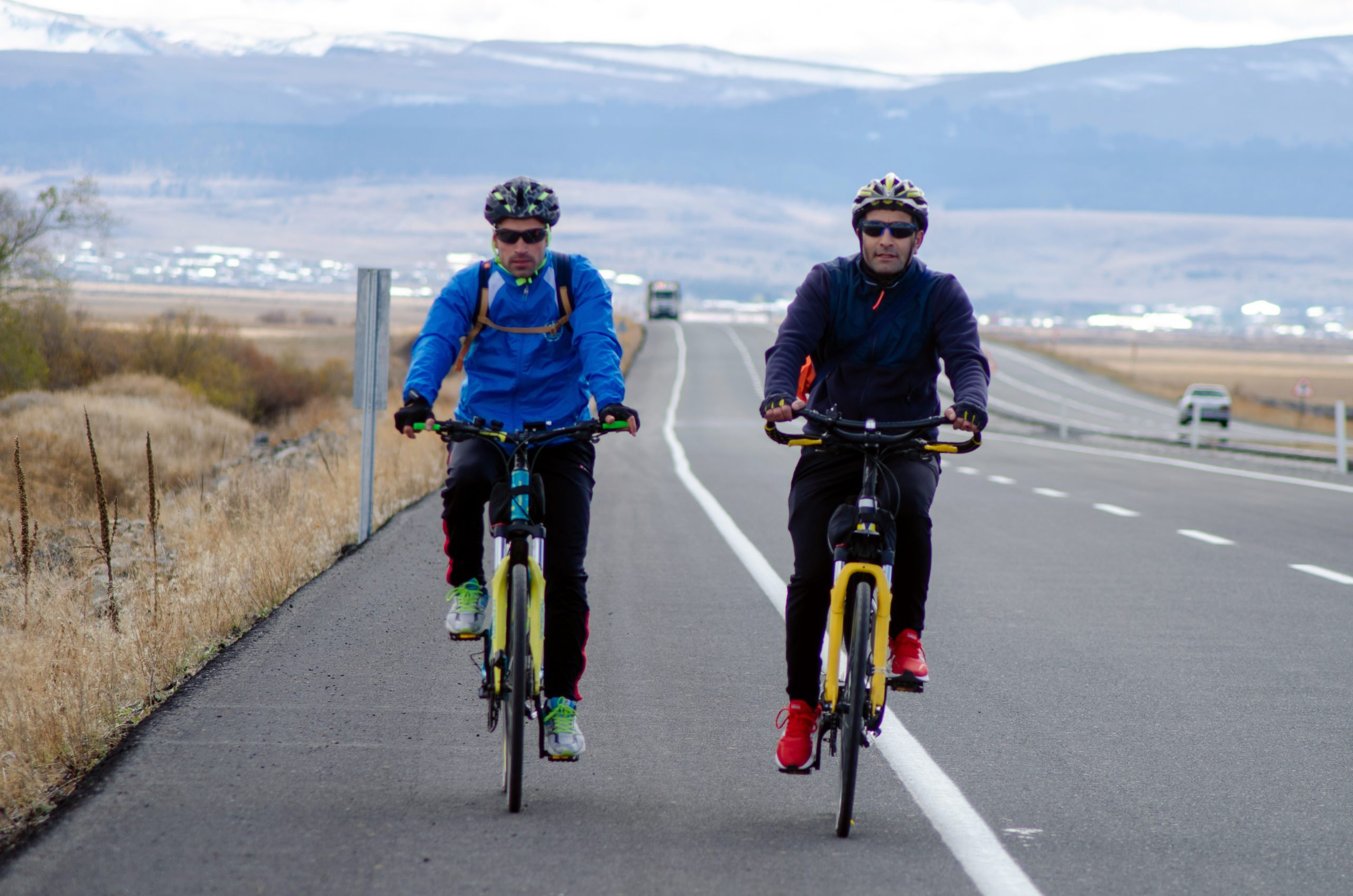 Bisiklet tutkunları Cumhuriyetin 99. yılı anısına 99 kilometre pedal çevirdi