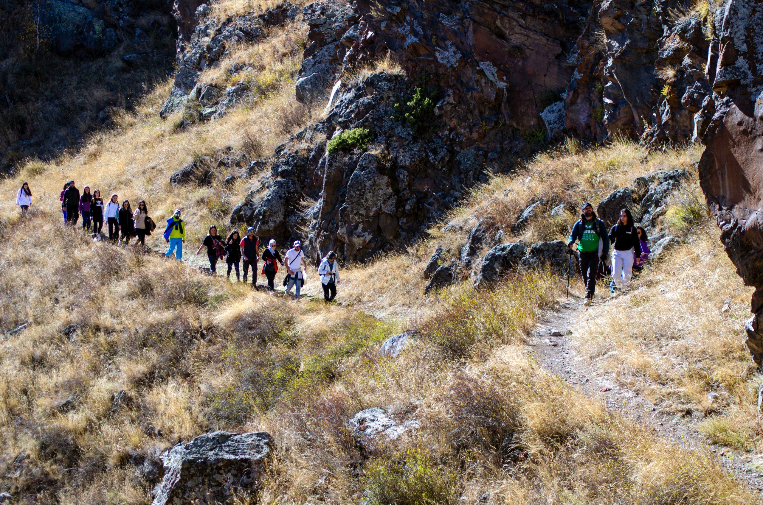 Dağcılar Ardahan’da kanyonun zirvesindeki “Şeytan Kalesi”ne yürüdü