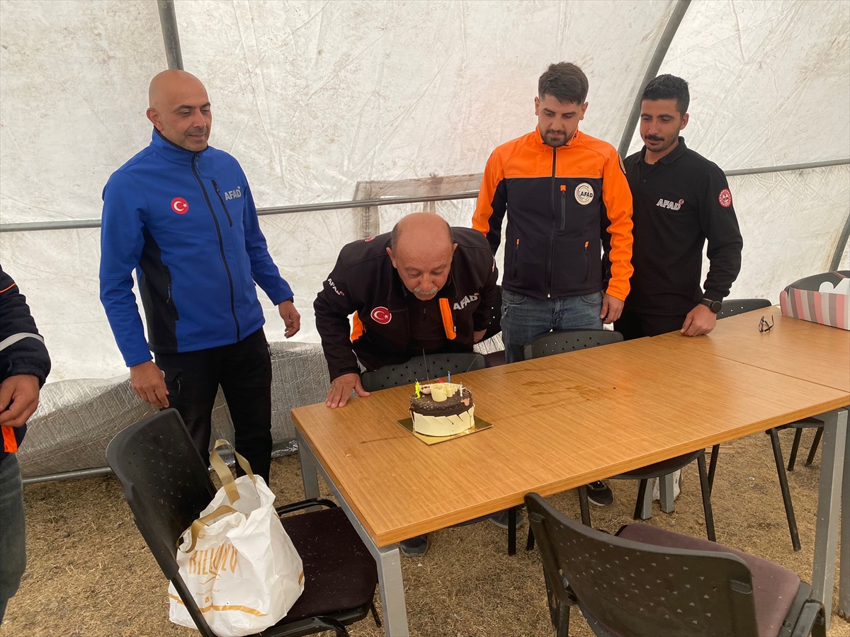 Deprem bölgesinde çalışan AFAD Müdürü Ayğan’a sürpriz doğum günü kutlaması