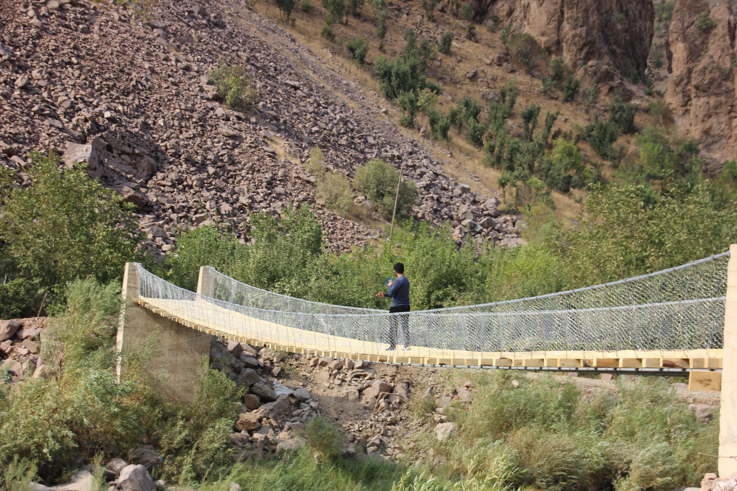 Hakkari’de Zap Suyu’nu salla geçen köylüler için asma köprü yapıldı